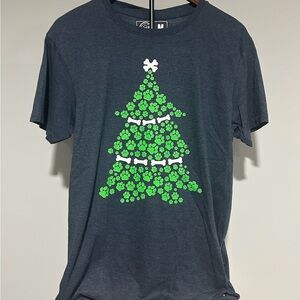 NEW Paw Print and Dog Bones Christmas Tree Design Men’s T-Shirt